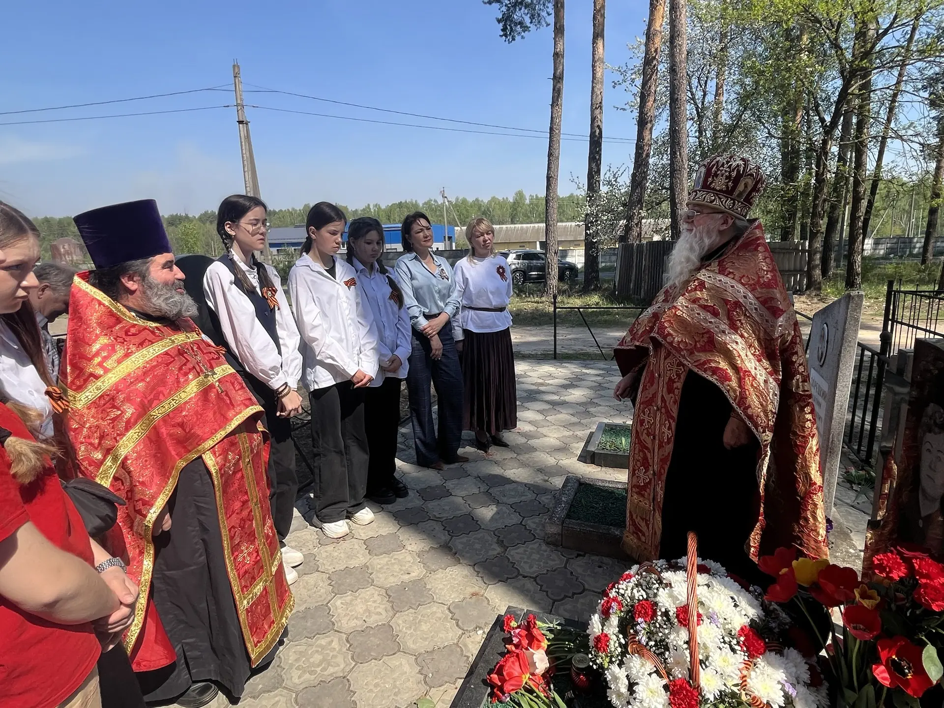 ЧТОБЫ ПОМНИЛИ В преддверии праздника Великой Победы учащиеся школы, педагоги, настоятель Казанского 