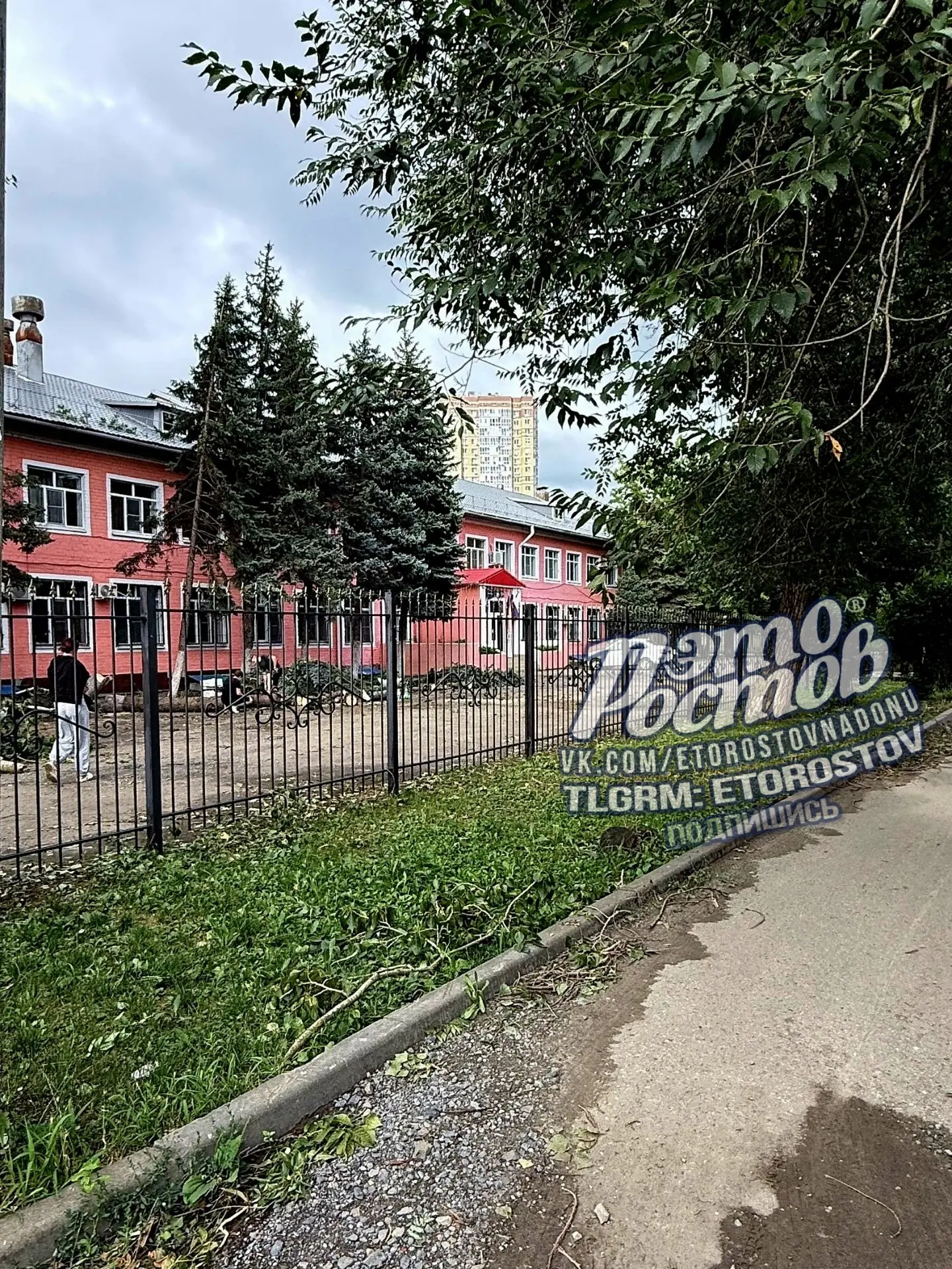 ⚠️ Дети в детском доме третьи сутки без света и не могут выйти на улицу

«На Штахановского, 8, в дет