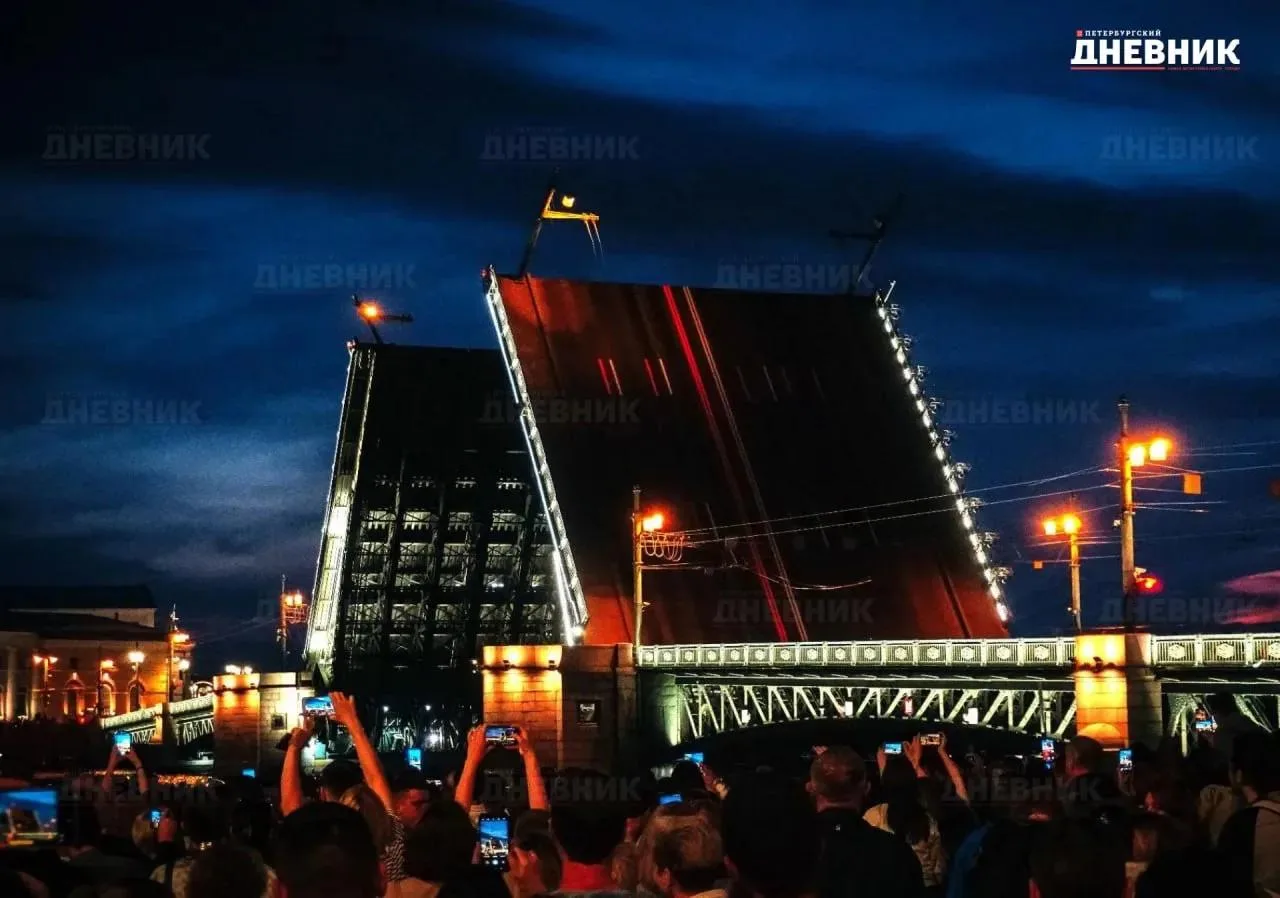 🌉 Ко Дню семьи, любви и верности над Дворцовым мостом прозвучит специальный плейлист