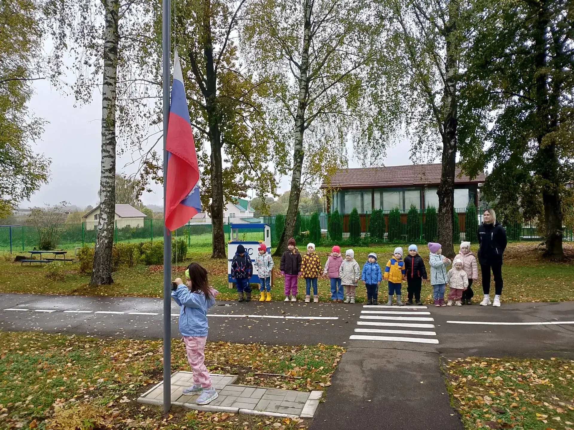 Традиционное поднятие флага Российской Федерации. Сегодня право поднять флаг было предо...