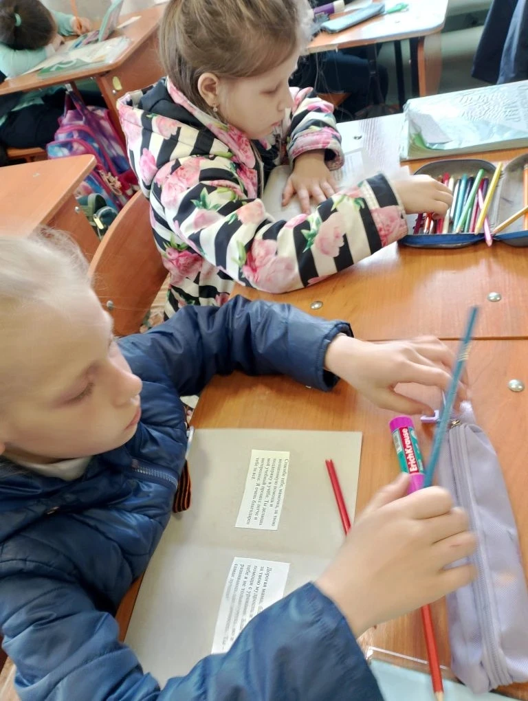 В конце учебного года, когда за окном распускаются цветы и наполняется воздух ароматом ...