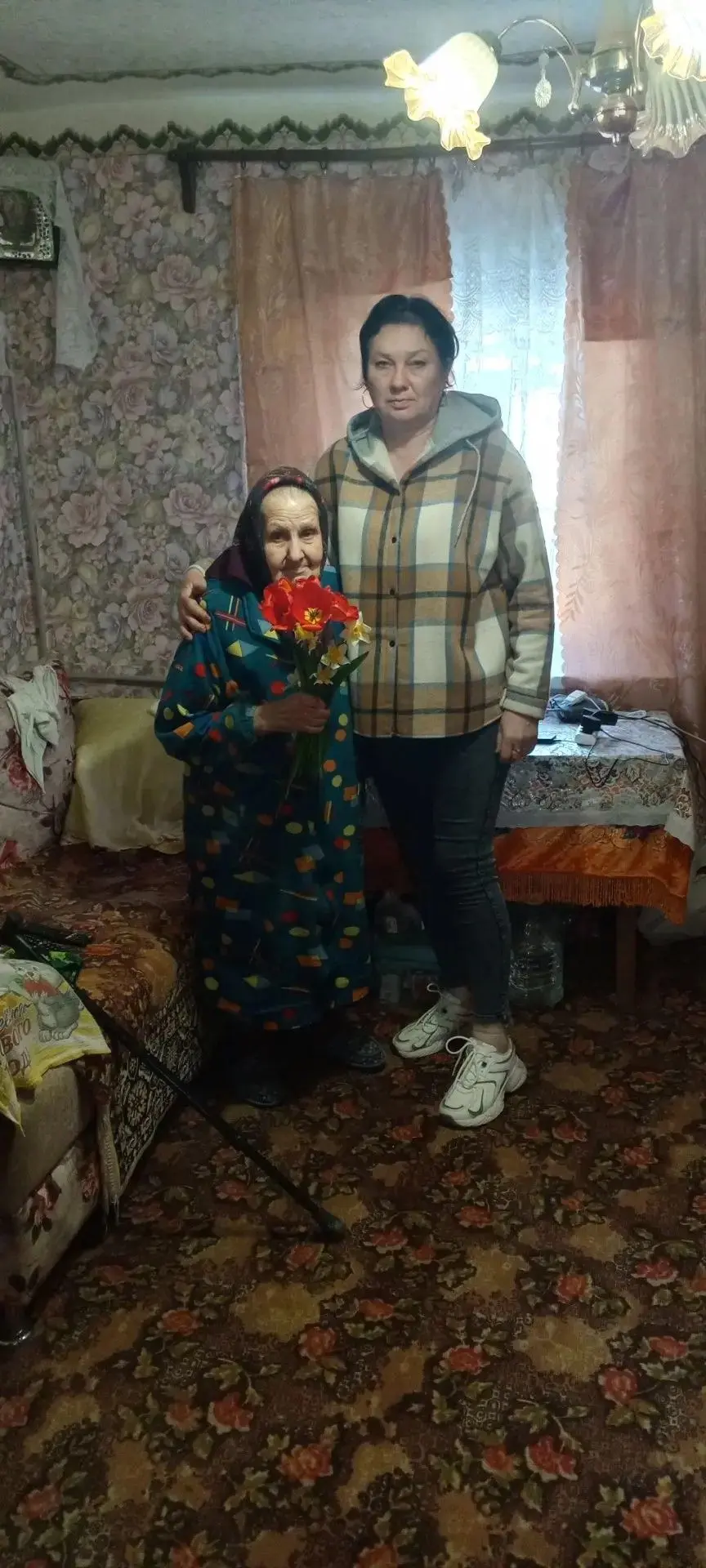 Социальные работники ОБУСО «Обоянского МКЦСОН» поздравили своих