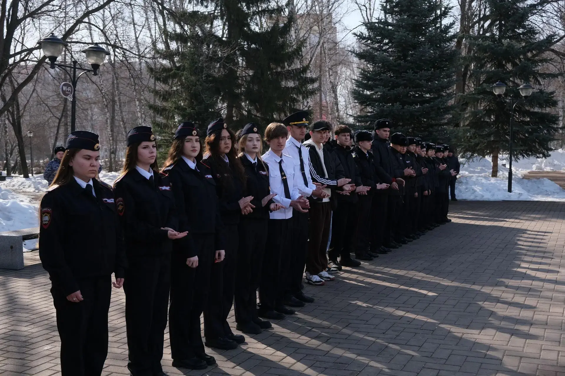 Сегодня, в День  войск национальной гвардии России, в парке Победы возложили цветы к стеле воинам-ин