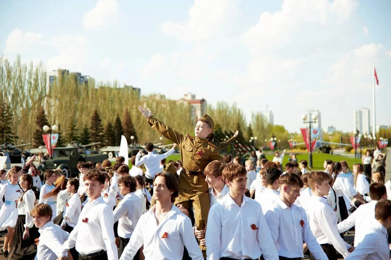 🕊️ Вальс Победы в Парке Победы  Ученик 5А класса Шарифуллин Самат и ученица 5В класса Гараева Аделя 
