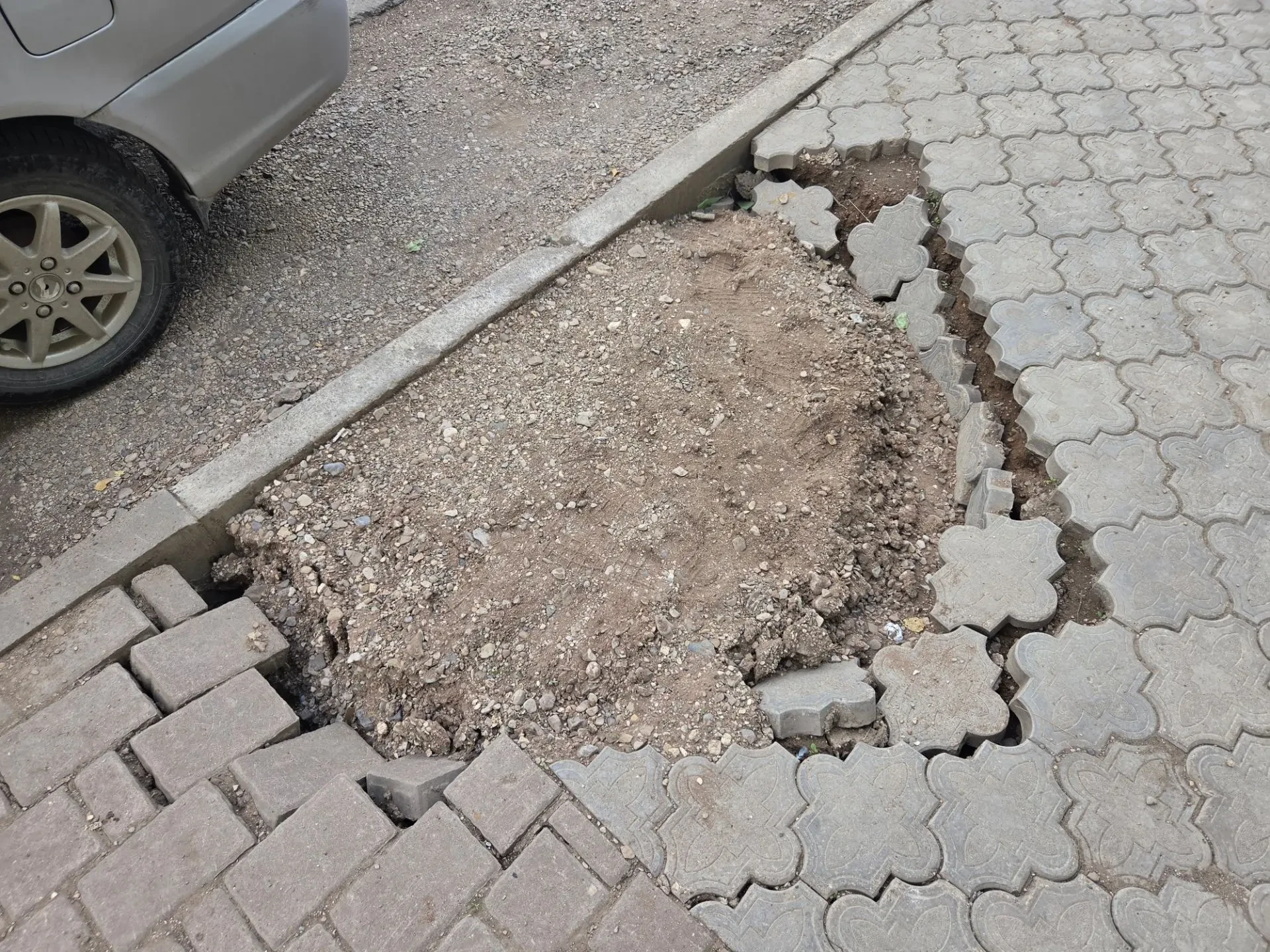 ⚡ В Октябрьском провалился тротуар

Возле дома № 12 на улице Свердлова, прямо напротив входа в магаз