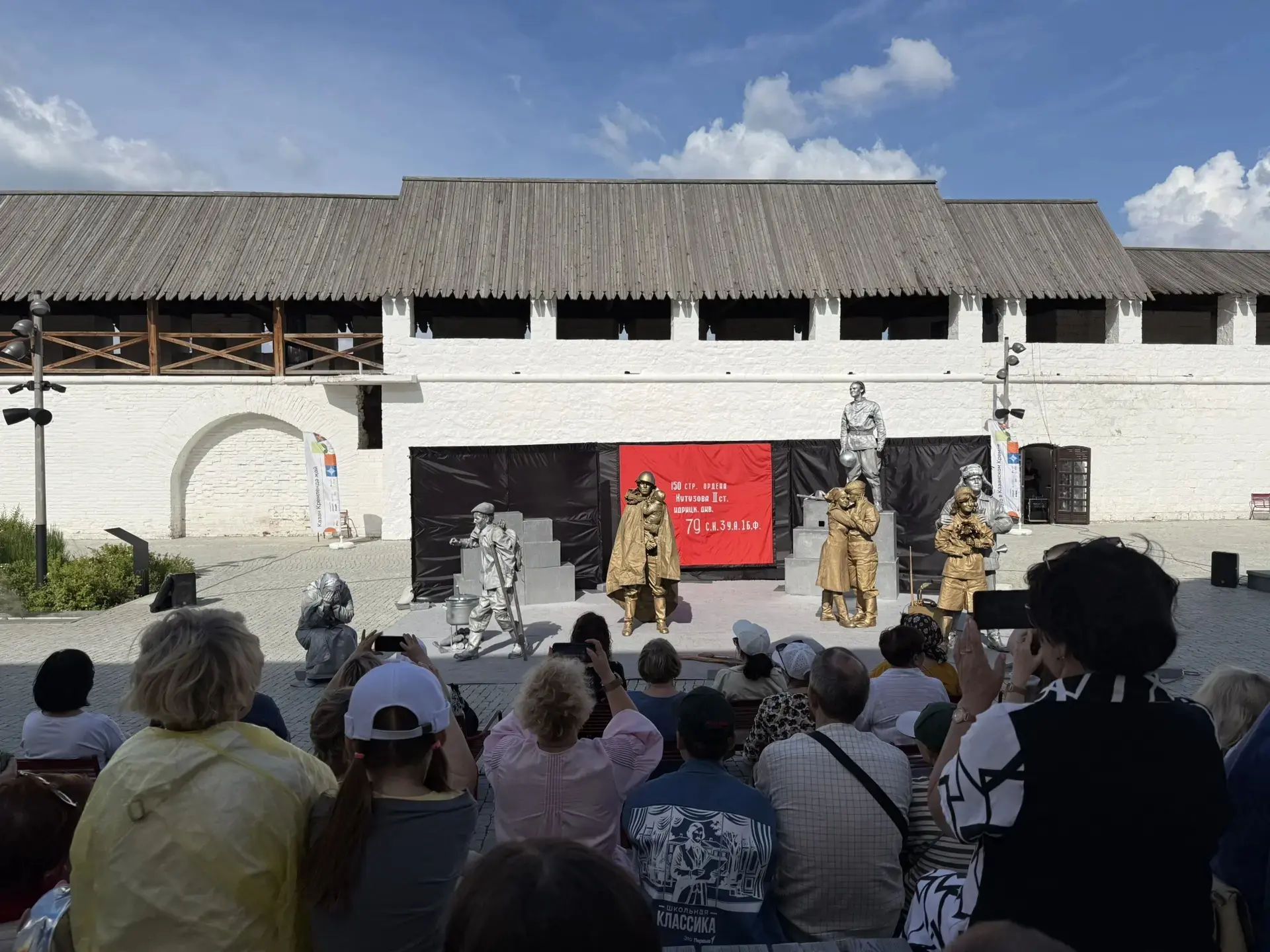 🎭 Показываем уличный спектакль «Я выбираю помнить» режиссёра Полины Бузук для жителей Казани в рамк