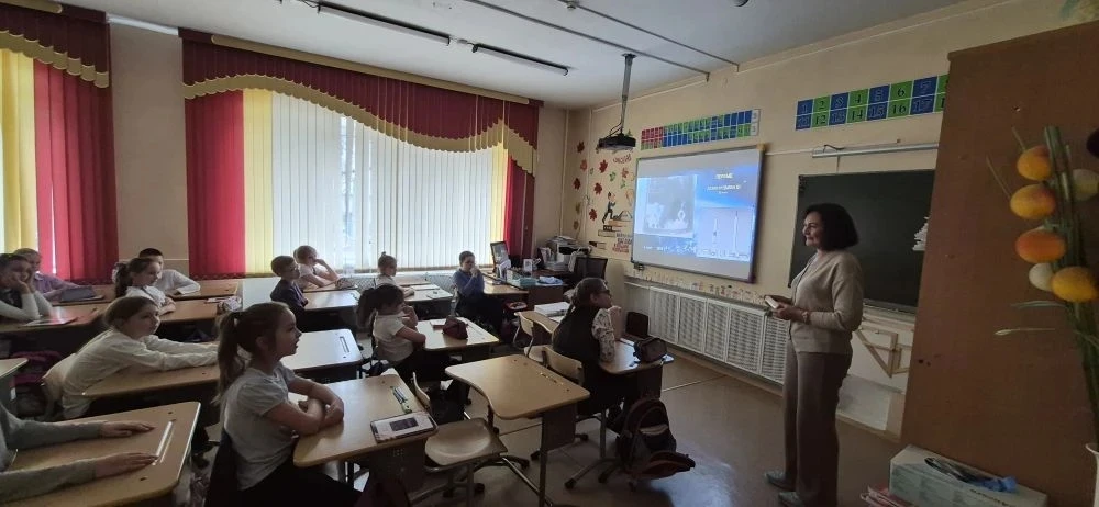 2 апреля в  3Б классе прошел классный час, посвящённый полёту собак Белки и Стрелки в космос. На кла