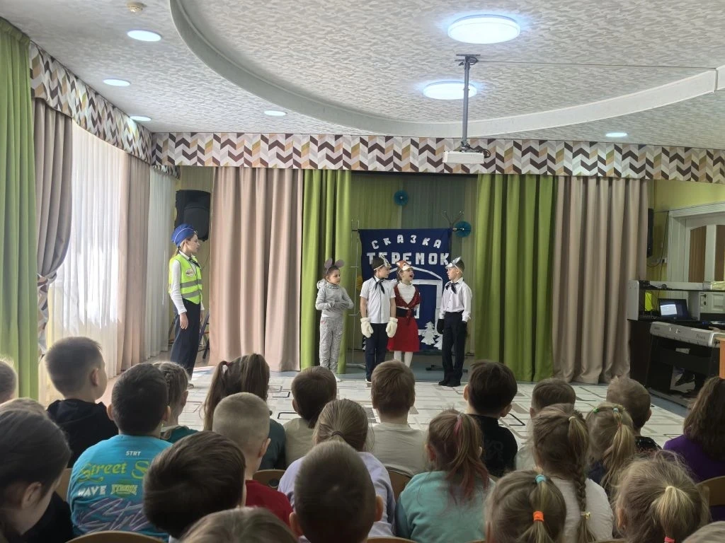 Даже в младшем дошкольном возрасте ребёнок может усвоить базовые понятия: что такое дорога и каково 