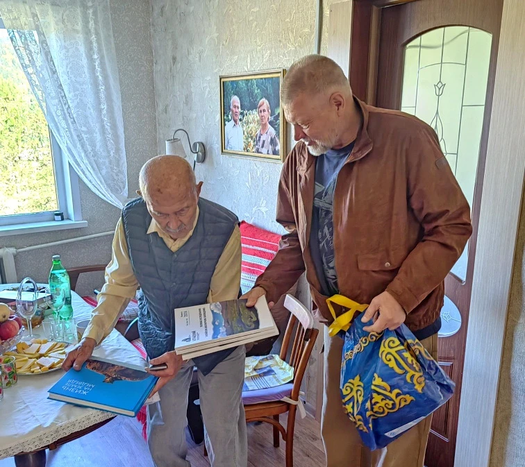 Директор Алтайского заповедника Игорь Вячеславович Калмыков поздравил Генриха Генрихови...