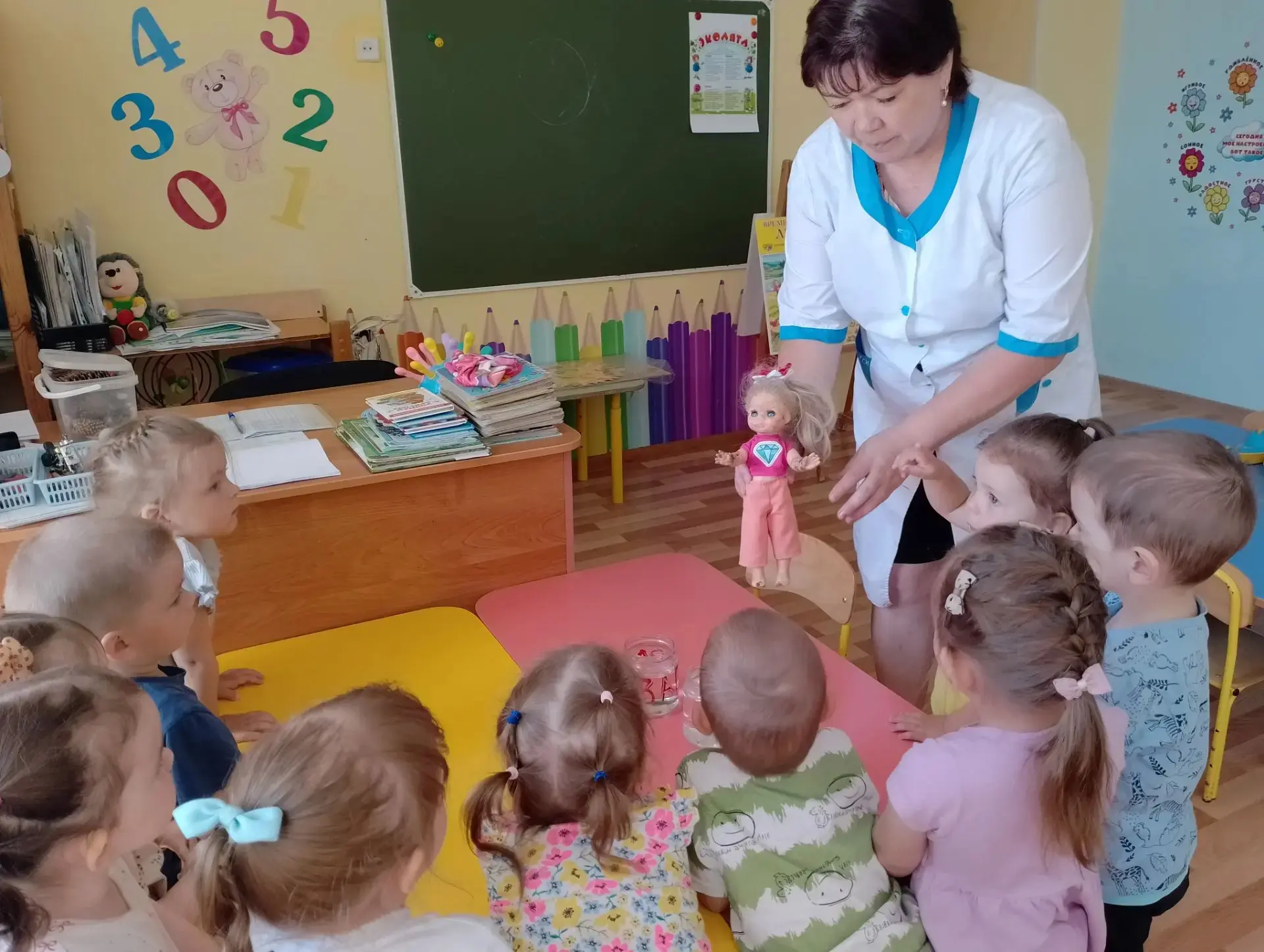 Экспериментирование с водой в 1 младшей группе. Малыши познакомились с некоторыми свойствами воды и 