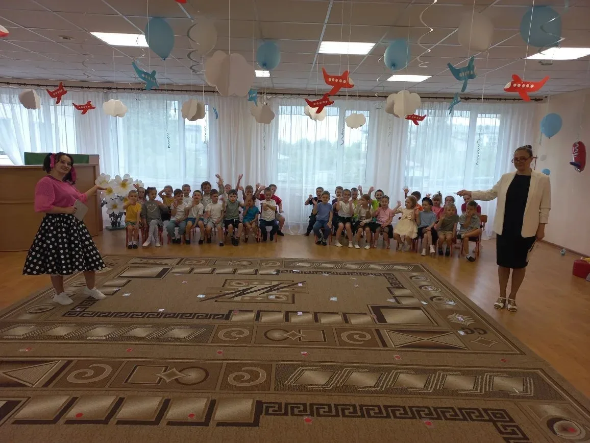 В нашем саду снова праздник!
Сегодня мы отмечаем день друзей!
Весело и дружно играем,
Прыгаем, танцу