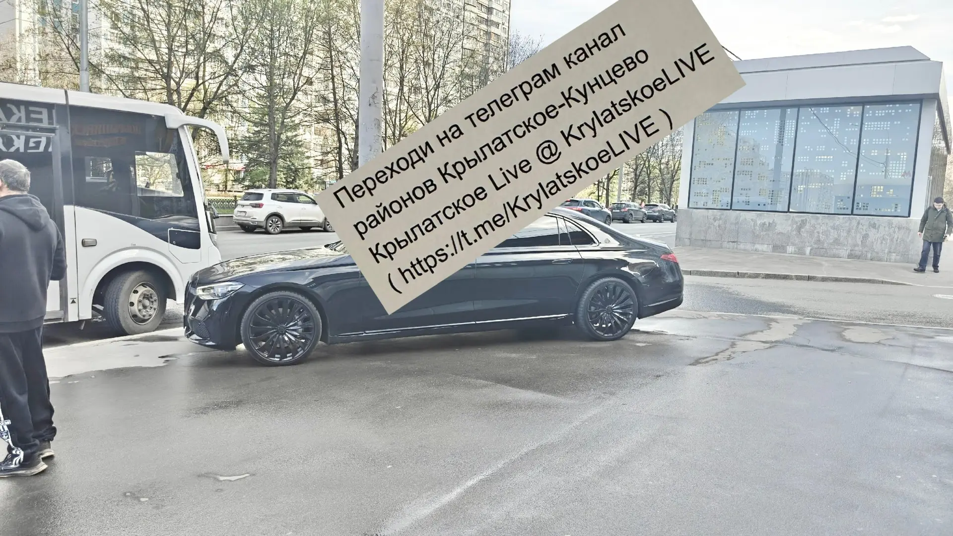 Мастер парковки с блатными номерами около тц Матрица на Осеннем бульваре в Крылатском решил встать п