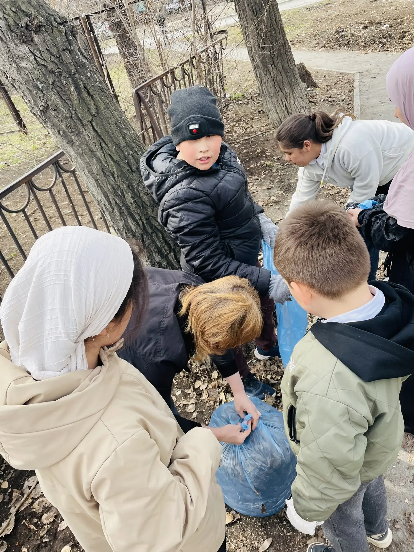 🧹Маленькие герои большого дела!  🤗Наши младшие лицеисты участвуют во Всероссийской акции «Зеленая ве