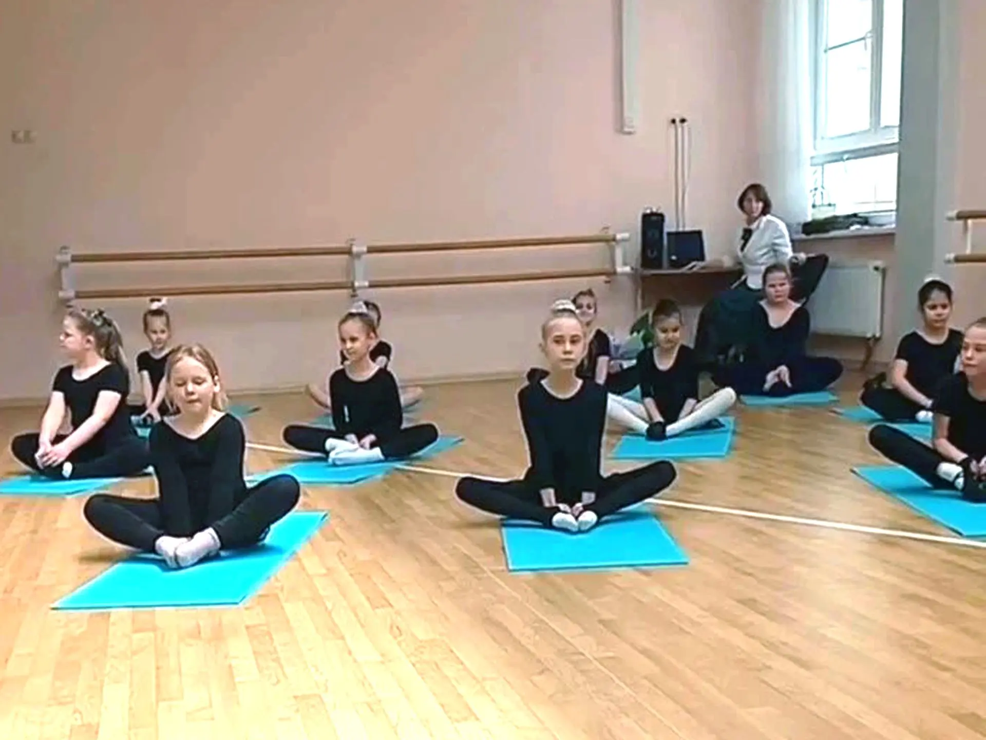 💃 Маленькие звёздочки сцены: успехи «Капелек» ✨  В хореографическом коллективе «Капельки» (младшая г