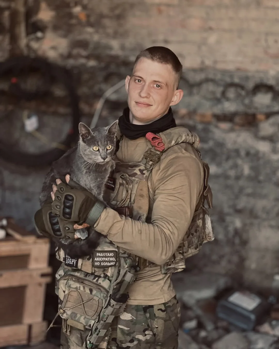 Самое милое фото дня — боец Максим и его хвостик ❤️

Этому котику очень повезло — теперь он будет жд