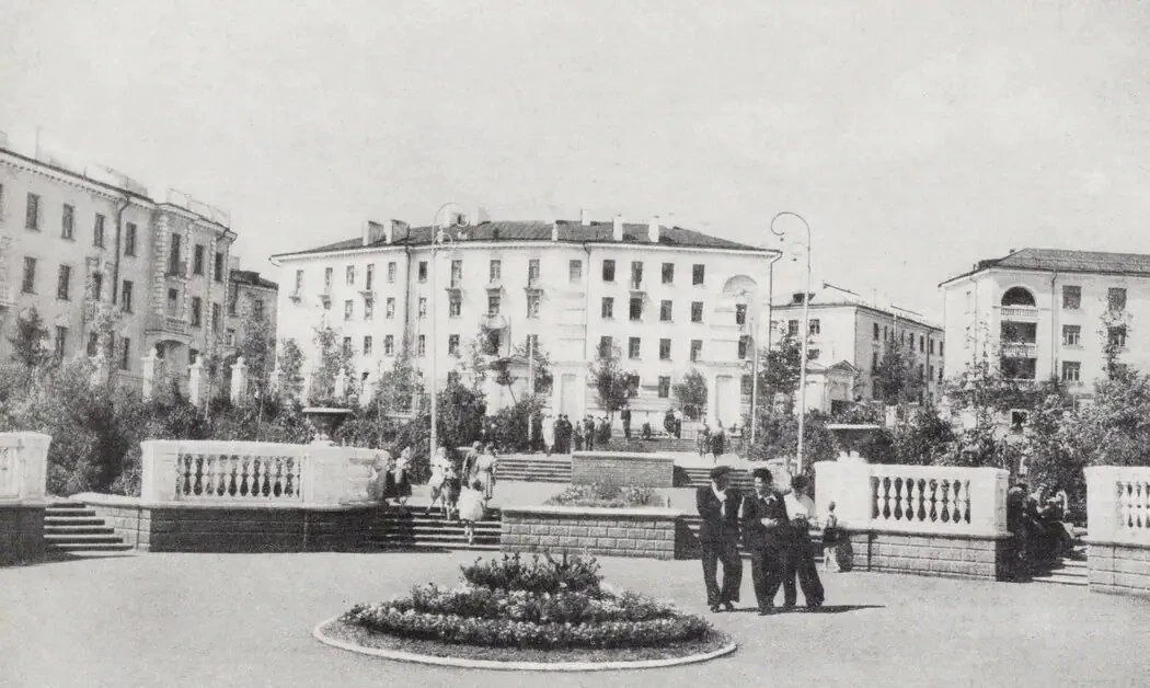 Сквер на площади имени Горького в Магнитогорске, 1954–1955 годы.