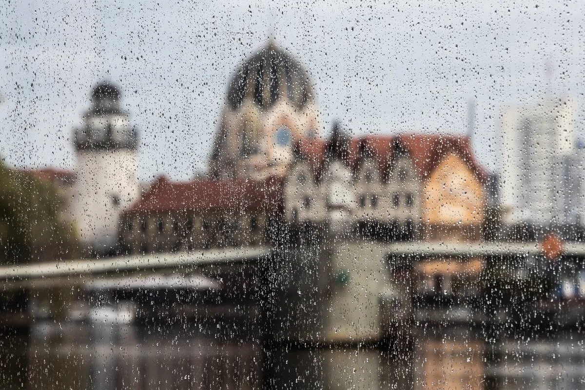 🌧️ До Калининграда добрались ливни.

Судя по прогнозам синоптиков, как минимум до обеда без зонта л