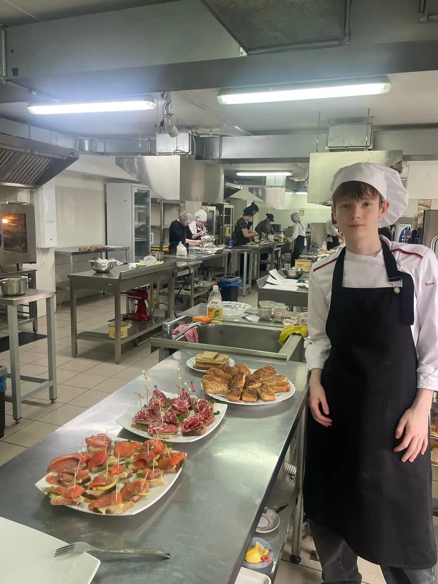 👨‍🍳 Первая профессия: семиклассники стали дипломированными поварами!  Ученики 7 «Л» класса успешно з