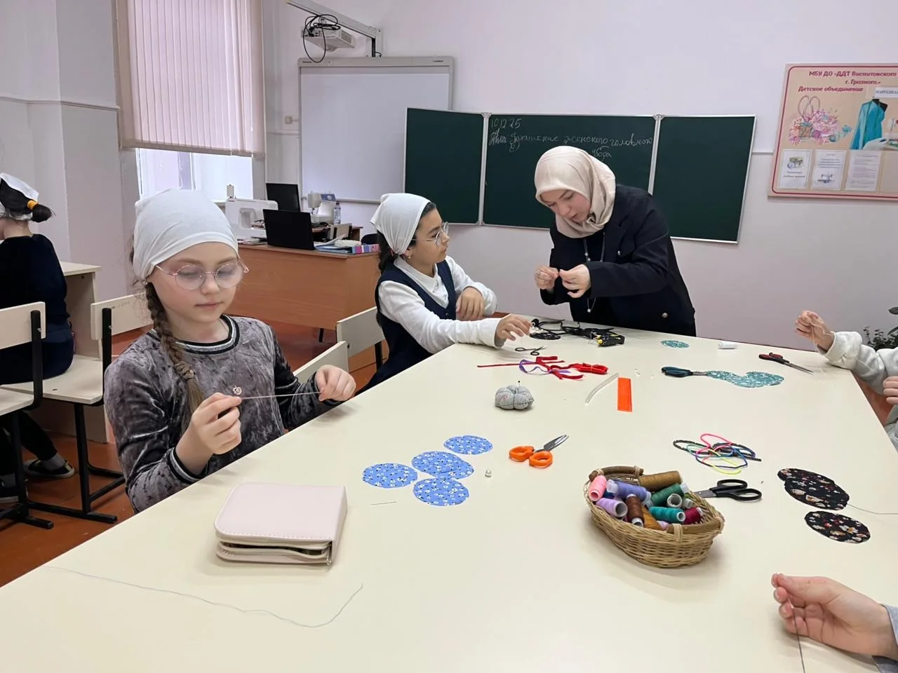 ОТКРЫТОЕ ЗАНЯТИЕ ЮНЫХ МАСТЕРИЦ  Сегодня в объединении «Рукодельница» прошло открытое занятие на тему