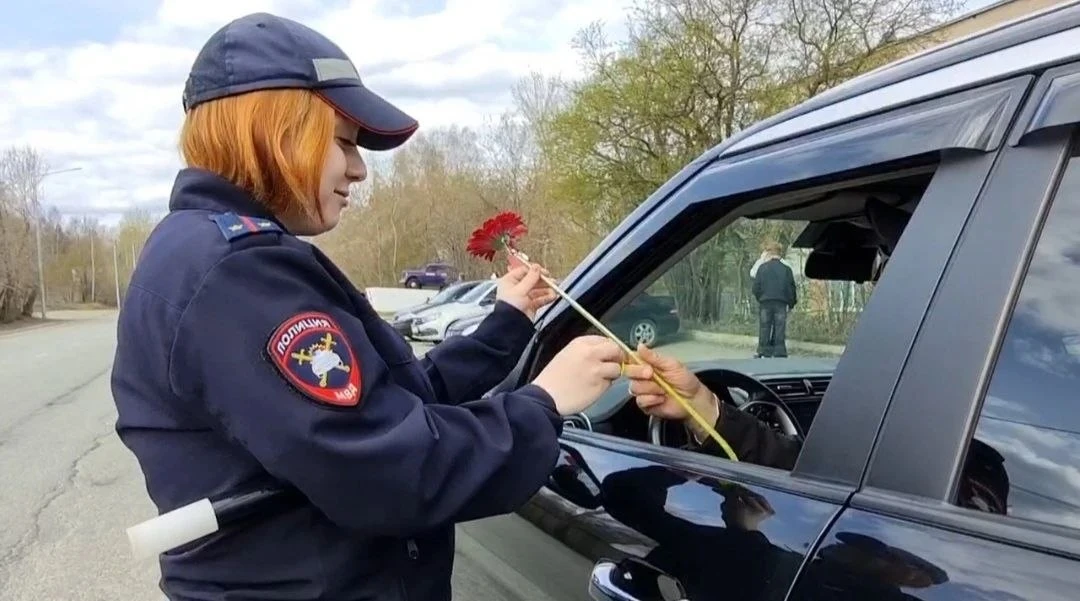 👮🌷 Цветы вместо штрафов: акция для трезвых водителей на Среднем Урале  В Свердловской области проход