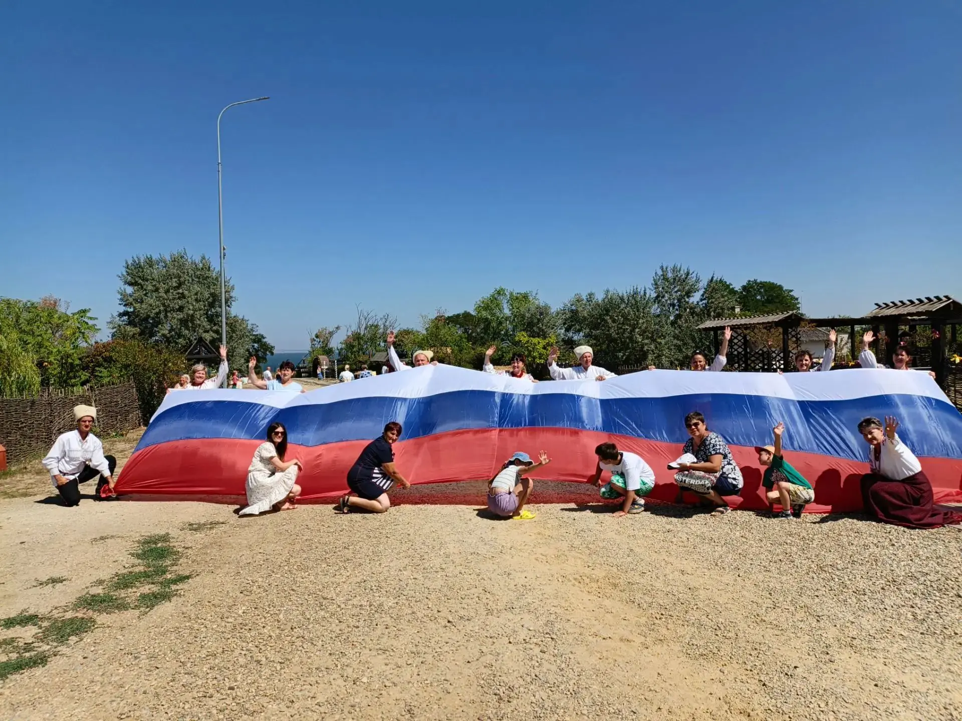 Флешмоб станица Атамань ко дню государственного флага России, " Мы поднимаем  флаг, сво...