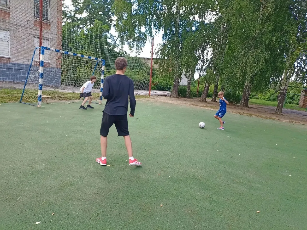 Наша спортплощадка открыта каждый день! ⚽️🏐 
Футбол, пионербол или силовая тренировка на свежем воз