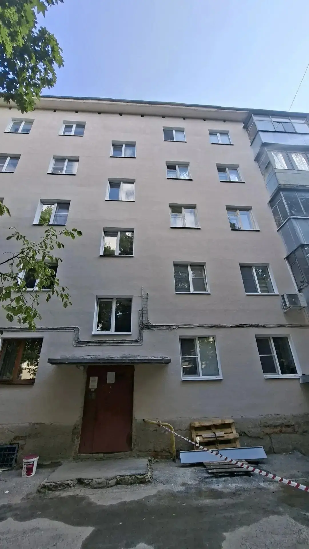 🏠Подрядная организация продолжает капитальный ремонт фасада МКД по адресу:  г. Курск, ...