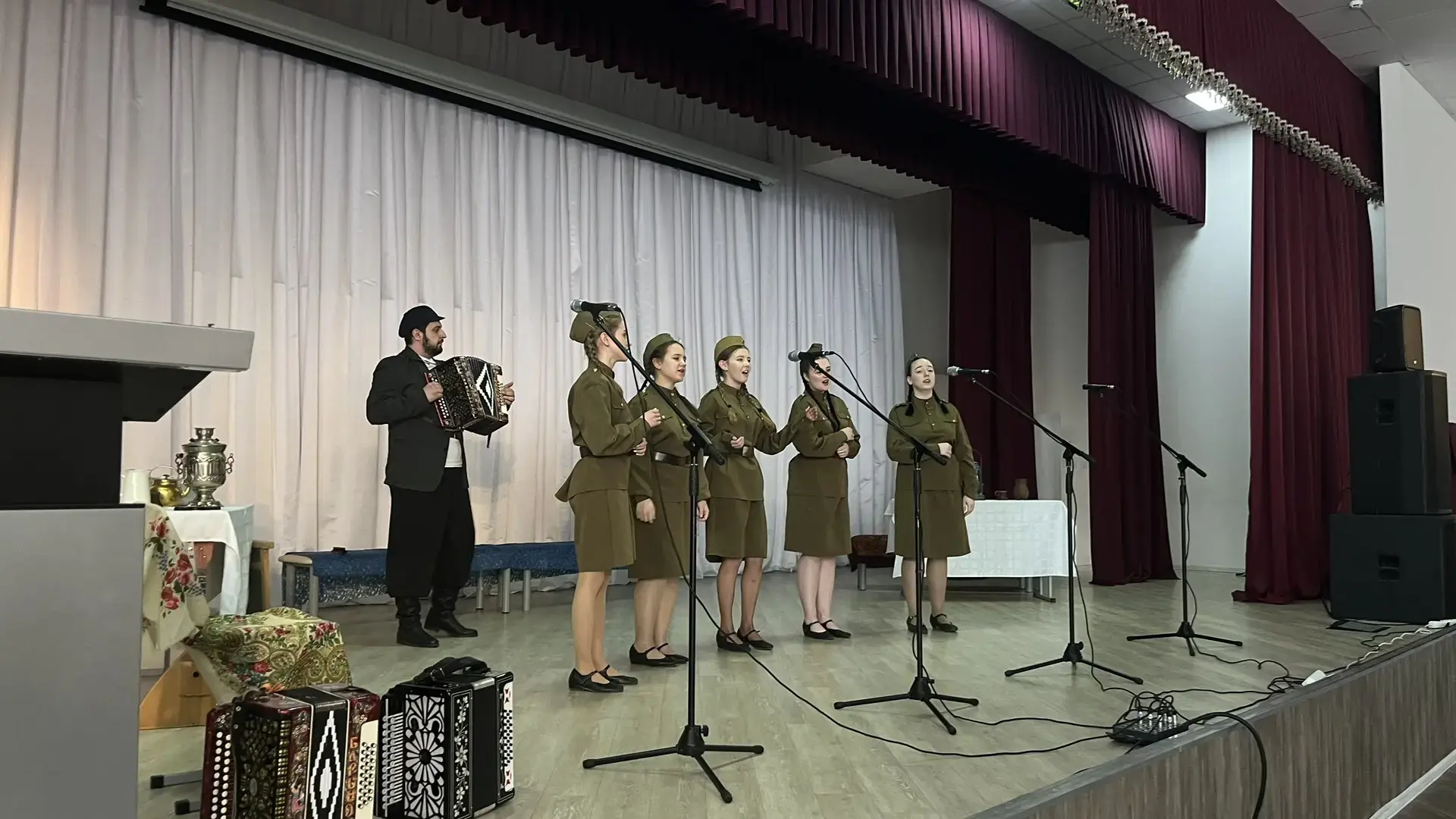 В преддверии Дня Победы⭐ на сцене нашей школы состоялась премьера спектакля «А зори здесь тихие», по