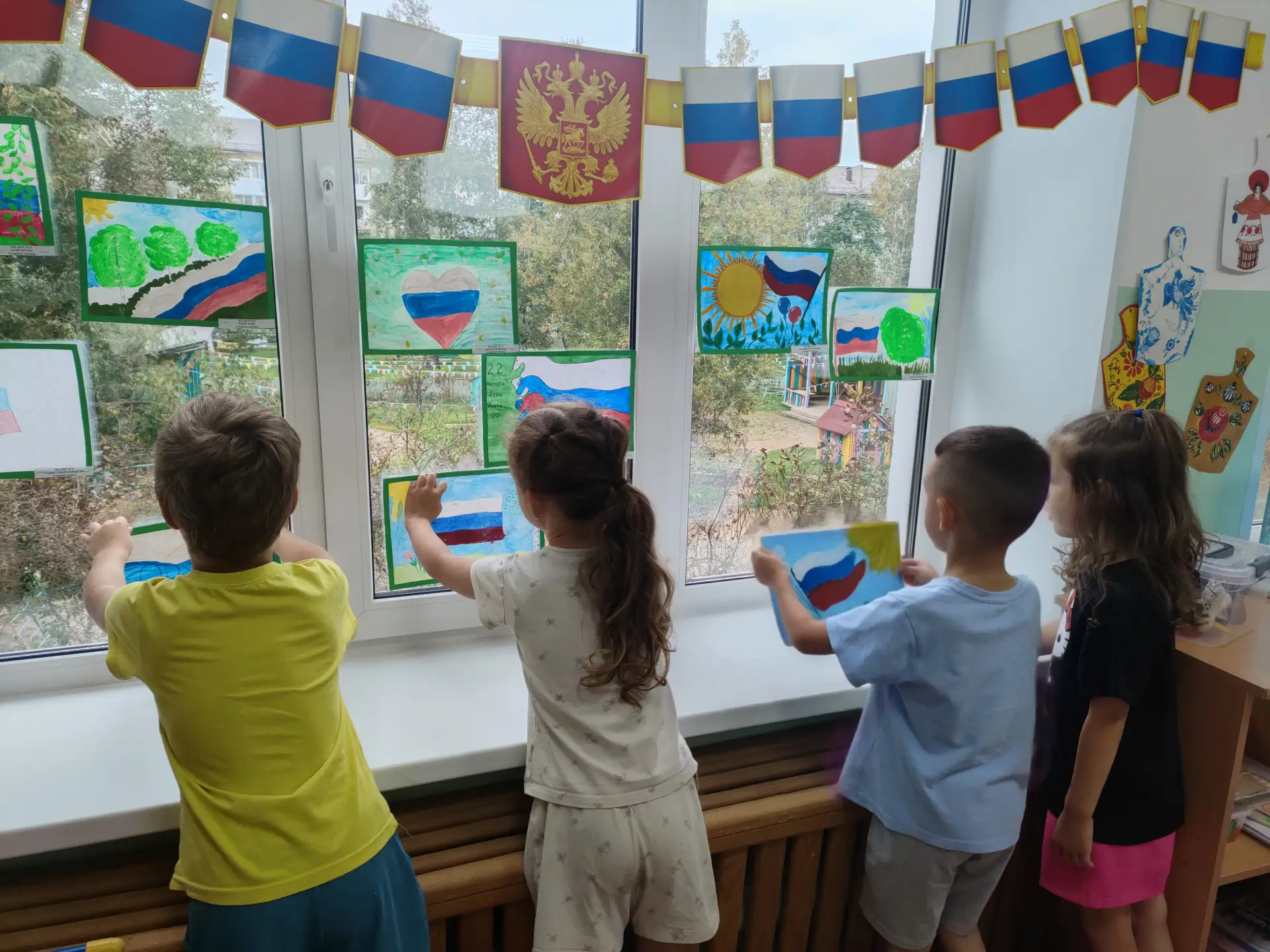 В преддверии празднования Дня Государственного флага Российской Федерации по всей стран...