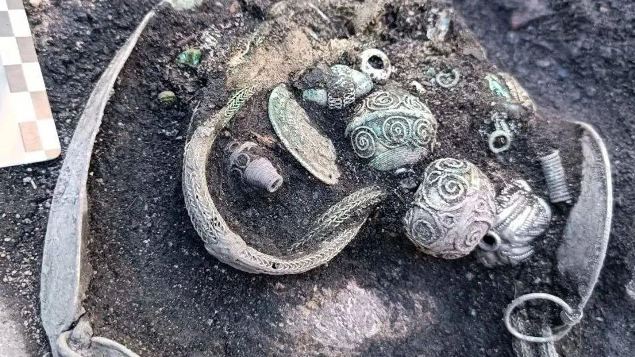 ❤️ В Ленобласти нашли средневековый клад с украшениями и монетами