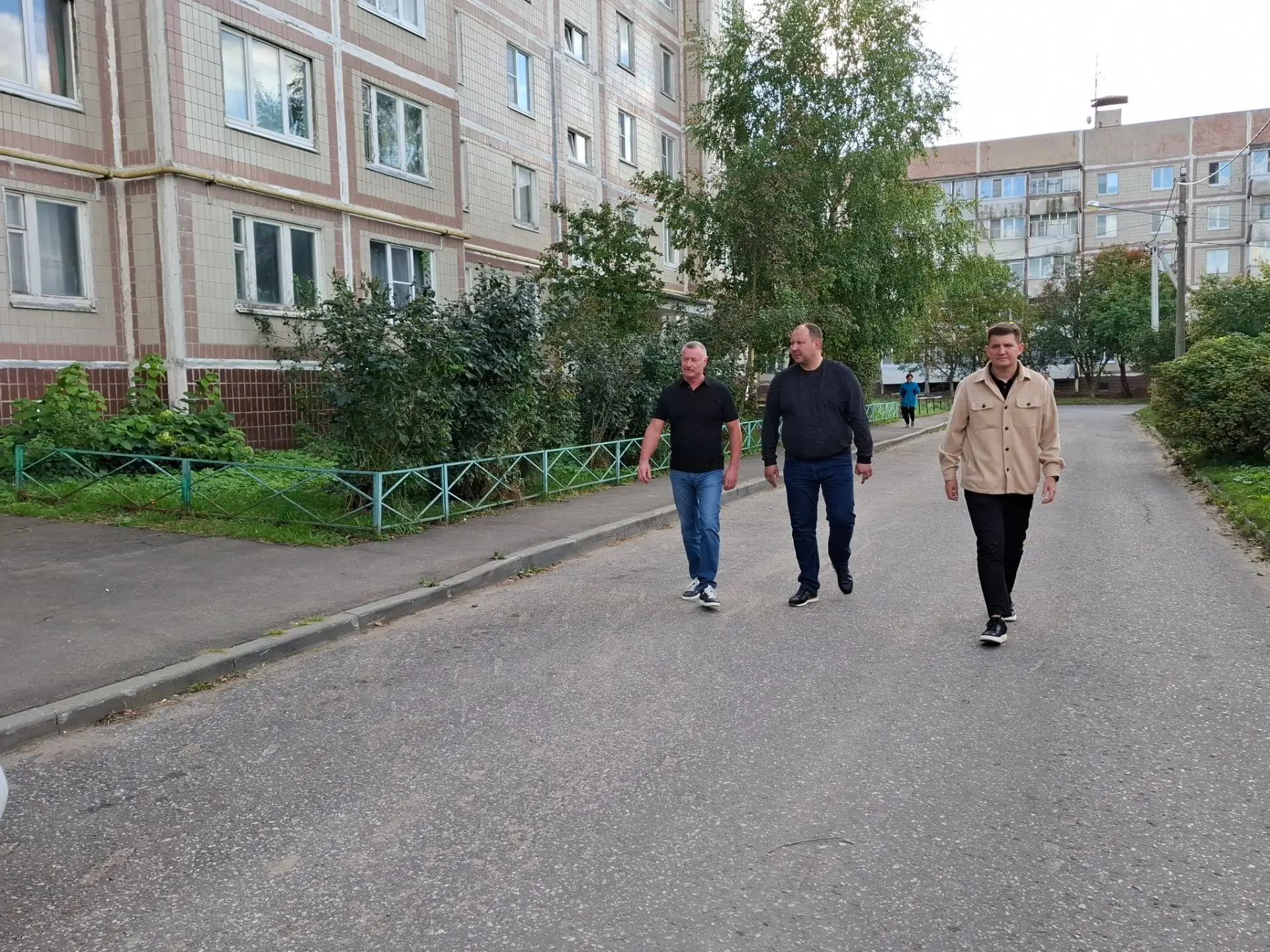Сегодня провели очередной обход общественных территорий — на этот раз в деревне Крюково.