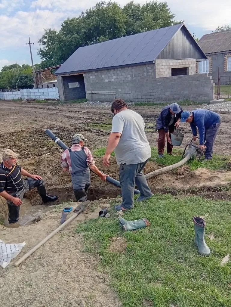 Прокладка водопровода в селе Малая Арешевка по улице Дробот. В целях обеспечения местных жителей пит
