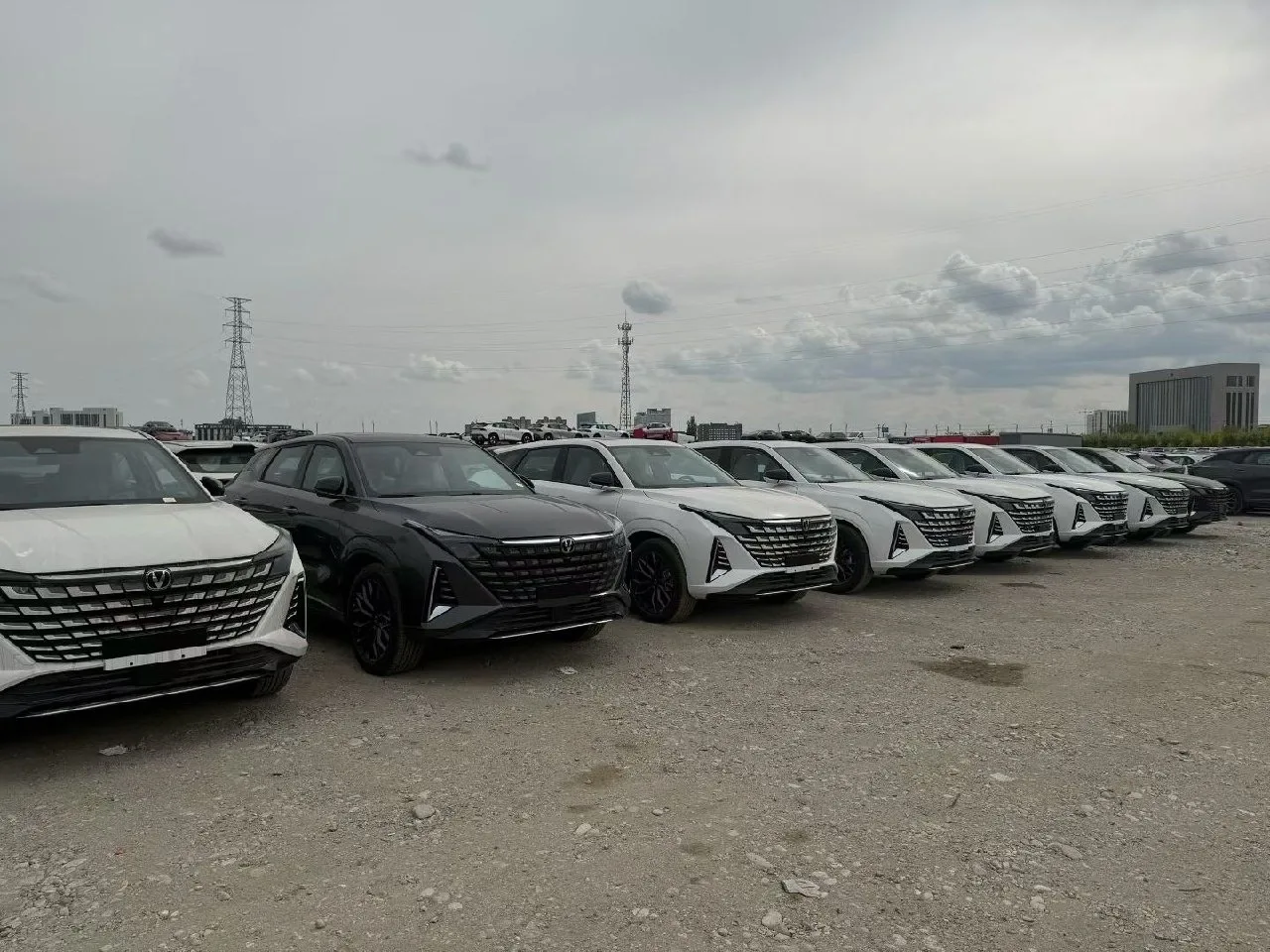 Друзья, крупная партия Changan UNI-ZX прибыла в Хоргос и Суйфэньхэ.  📍Для бесплатного подбора и расч