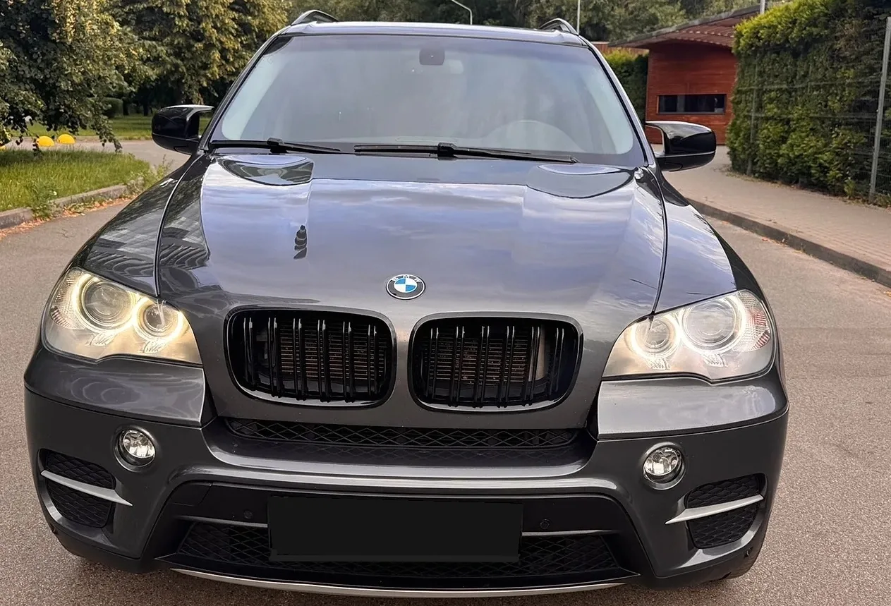 Продам BMW X5 2012 года, бензин 3л, пробег 175 тыс.км, коробка передач автомат, полный привод, автом