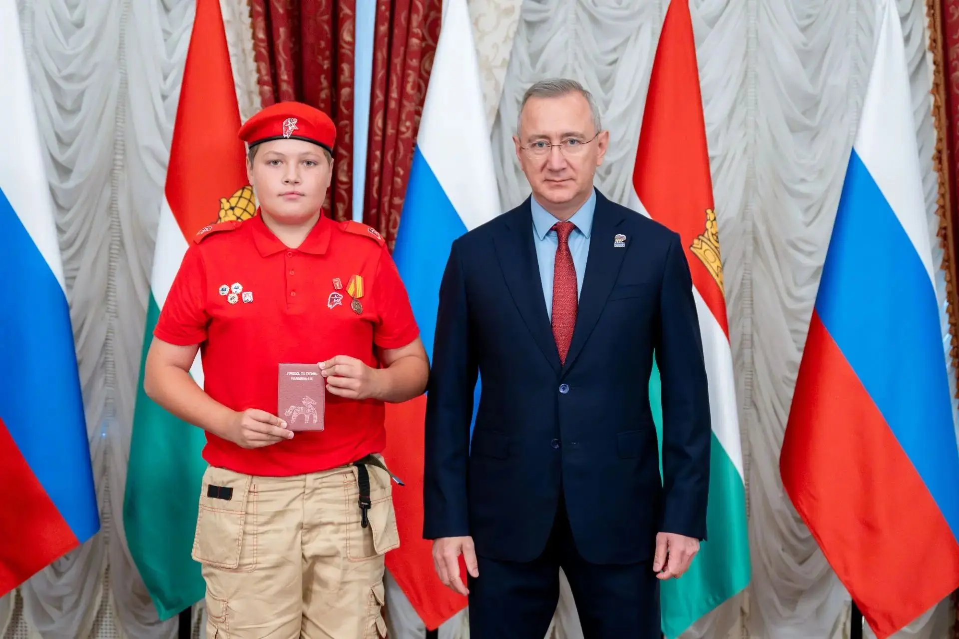 Гордость нашей школы — паспорт из рук губернатора!