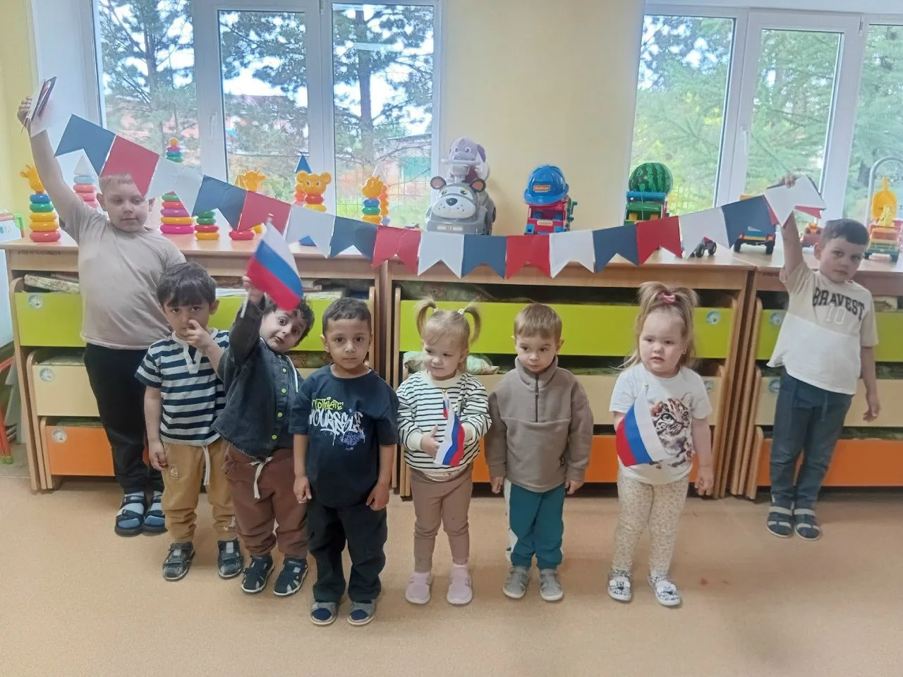 В младшей группе" Смешарики"тоже знают, что такое День России! Правда, пока мы не учим ...
