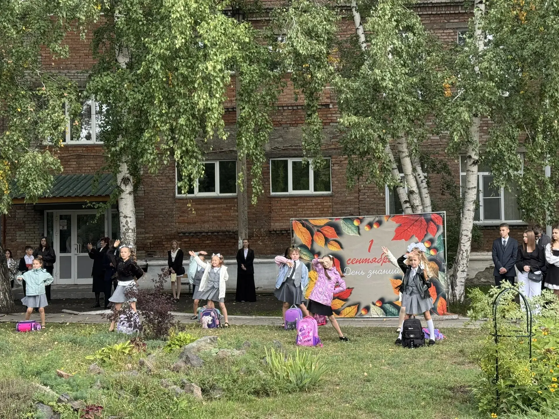 Вчера в нашей школе прошла линейка, посвященная единству народов России. Мы не просто с...