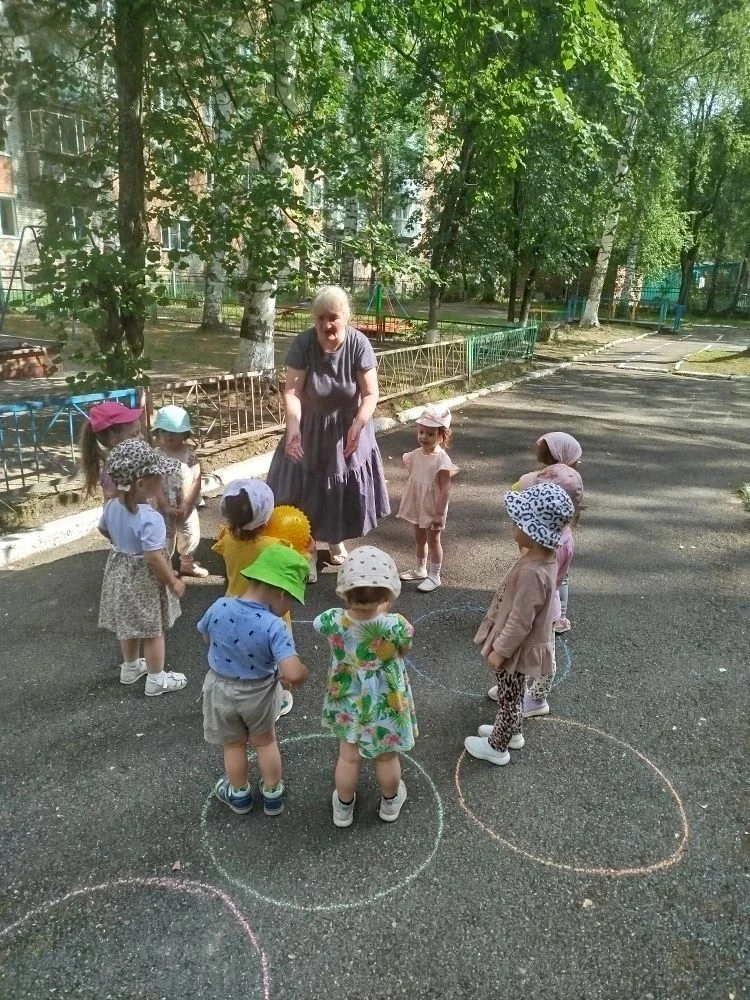 В первой младшей группе прошёл занимательй вечер посвященный  "Дню мяча".  Малыши с удовольствием по