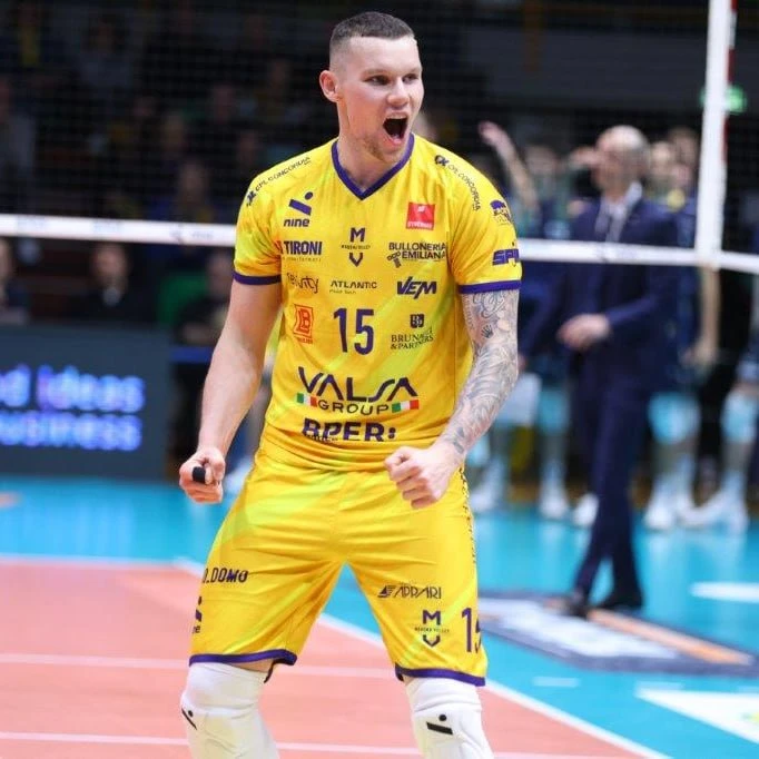 🏐⚡️ Белорусский доигровщик Владислав Давыскиба официально стал игроком казанского «Зенита».

Первый