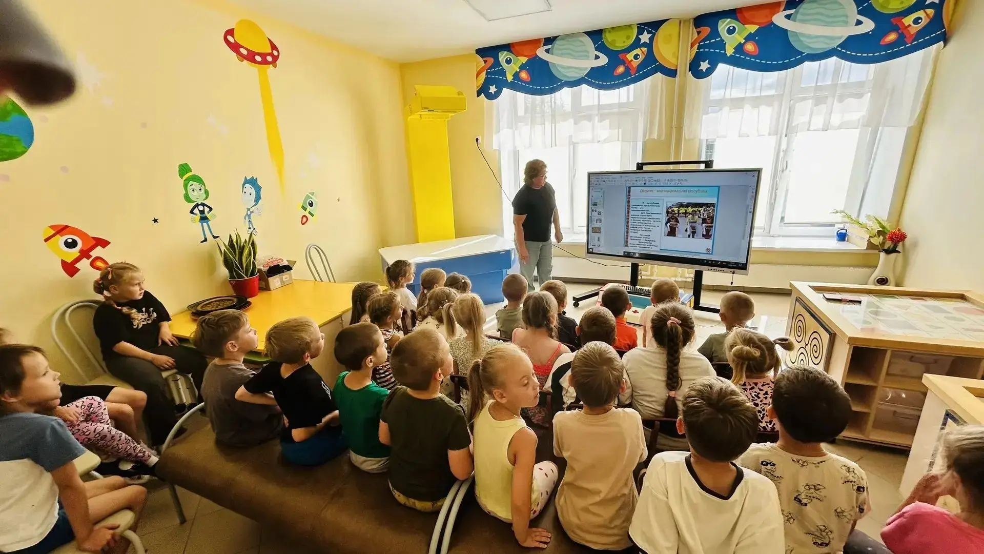 В нашем детском саду продолжается знакомство детей с народами России. Сегодня дети стар...