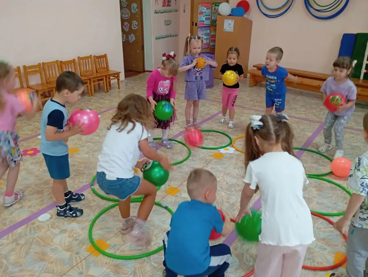 Сегодня в средней группе состоялось динамичное и весёлое занятие с мячами. Его цель — р...