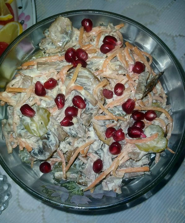 Салат с говядиной, грибами и морковкой по-корейски