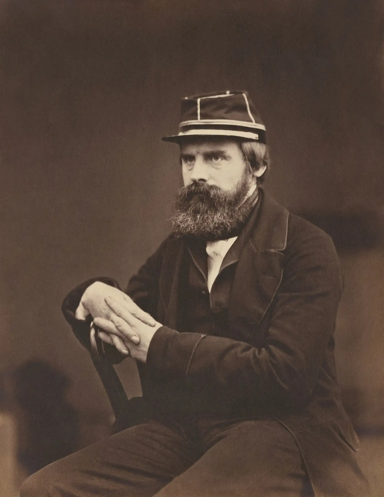 На архивном фото 1856 года запечатлён Рожер Фентон, один из первых военных фотографов, ...