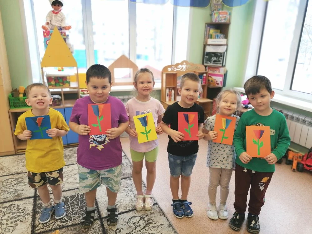 Сделаем цветочек в подарок маме!