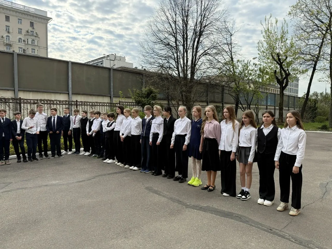 🇷🇺 Равнение на флаг!  🤍 Новую учебную неделю начинаем с традиционной церемонии выноса флага Российск