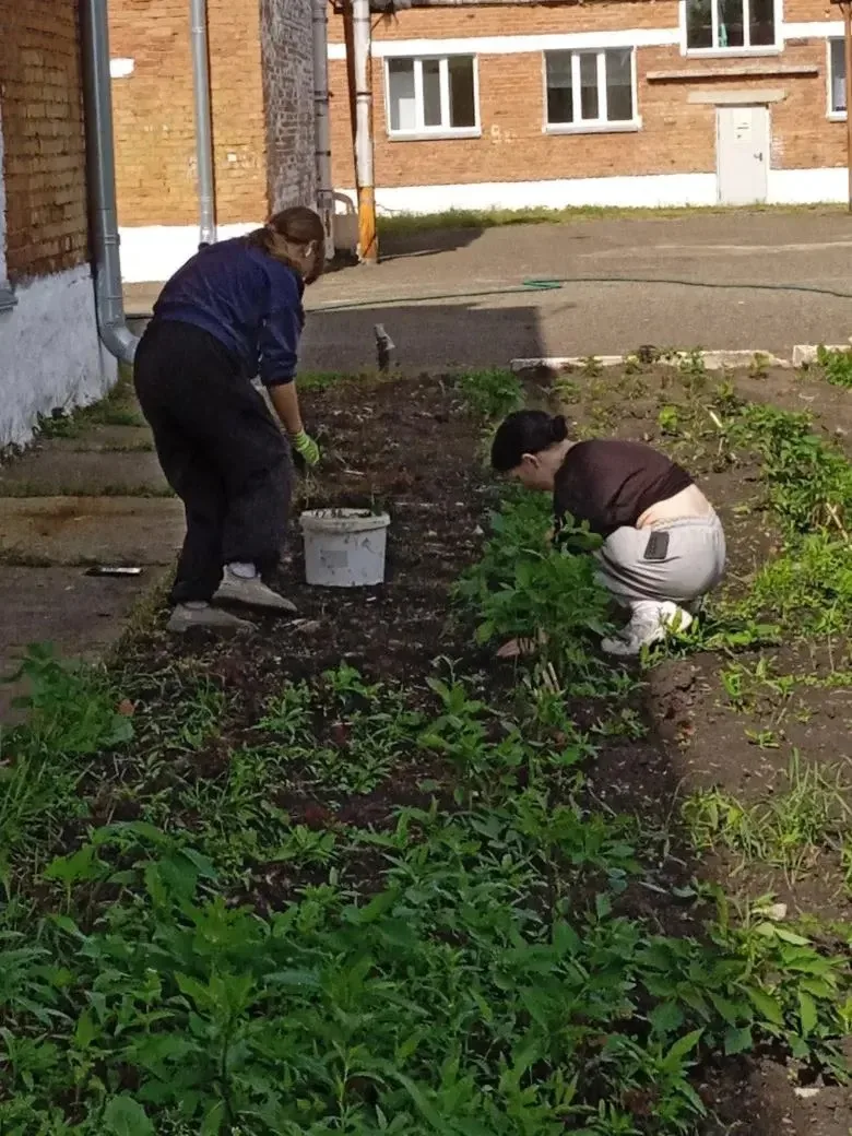 ЛЕТНЯЯ ТРУДОВАЯ ПРАКТИКА 

Ребята нашей школы продолжают проходить летнюю трудовую практику. Травы и