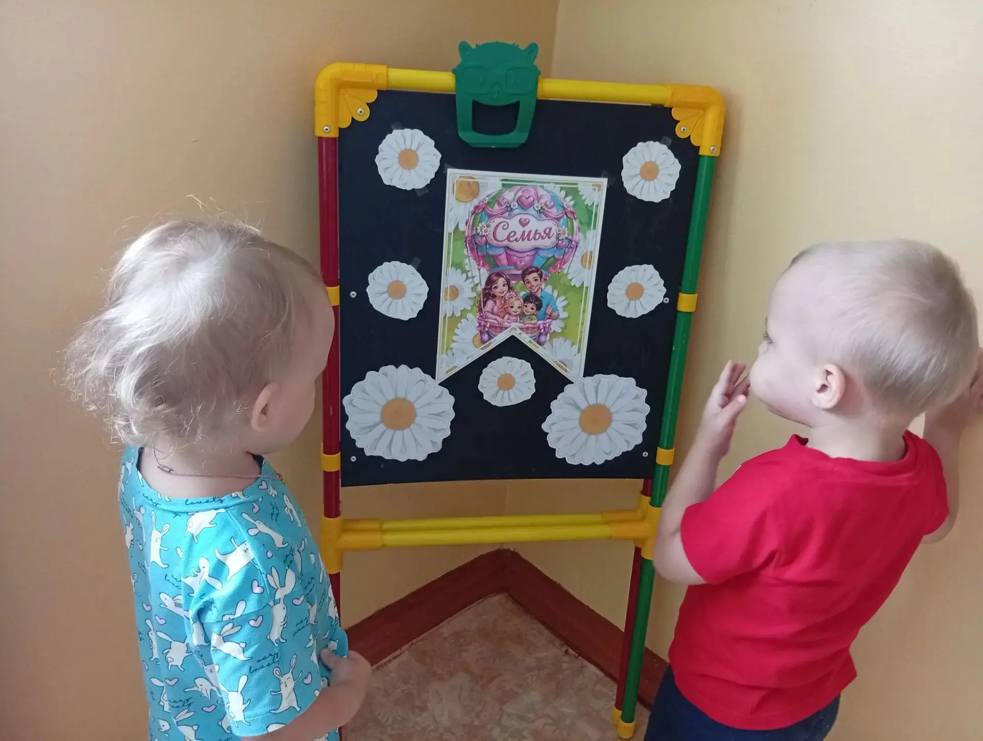 Семья - это мир, доброта и любовь
Семья так нужна каждый день вновь и вновь
Пусть каждый на свете се