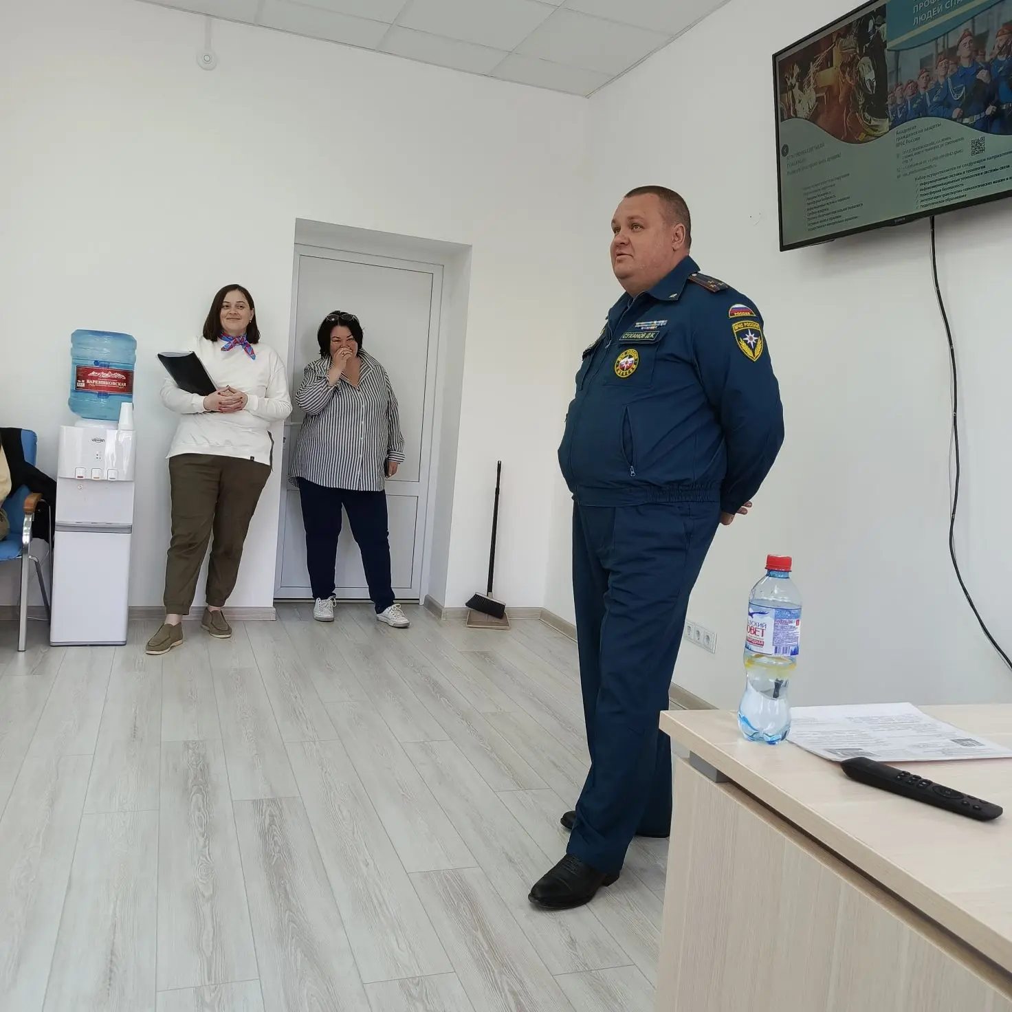 15.04.26 г. 9 Д класс, в рамках профориентации, посетил службу занятости г. Анапы. На встрече присут