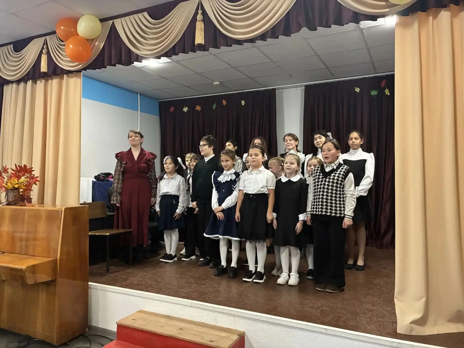 Сегодня в нашей школе - МБОУ "Сиверской ООШ" состоялся праздничный концерт, посвящённый...