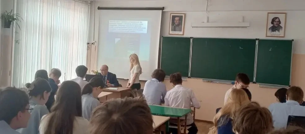 В рамках месячника "Уступи дорогу поезду" в 9х классах Самбаев С.С. провел уроки по пра...